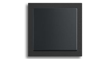 Drei geöffnete Striebel & John Elektroverteiler mit sichtbaren Sicherungen und Verdrahtungen.